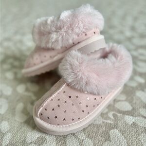 Toddler 9 Pink Star Patterned Fuzzy Slippers